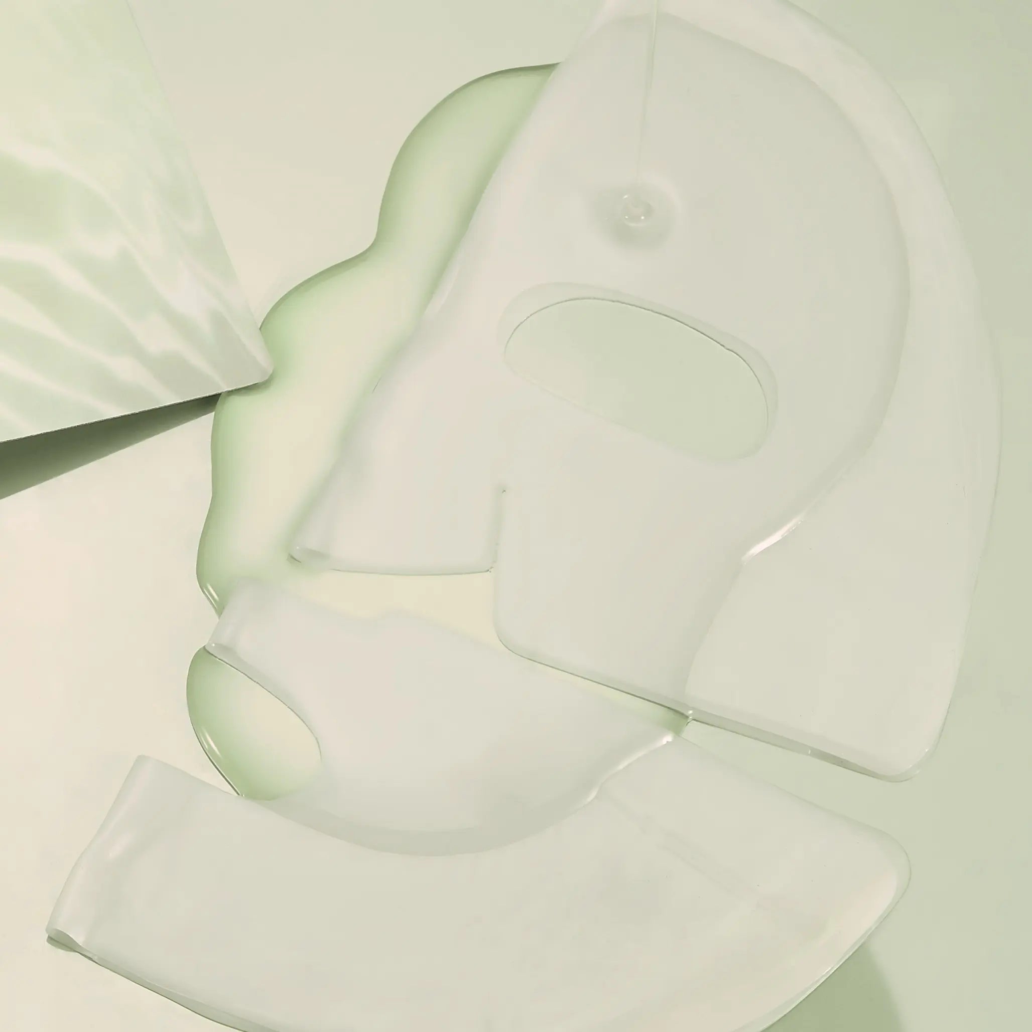 Заспокійлива гідрогелева маска з екстрактом центелли та алое вера Luvum Calming Repair Cica Gel Mask-thumbmail-4