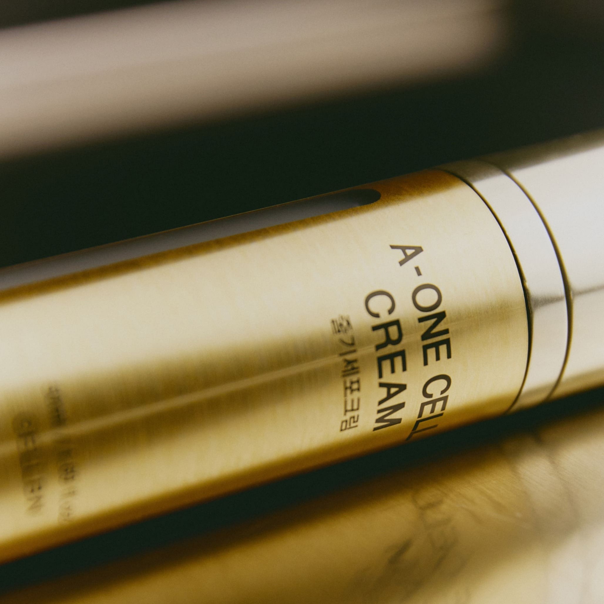 Мультифункціональний антивіковий  крем на основі стовбурових клітин лотоса A-ONE CELL CREAM          