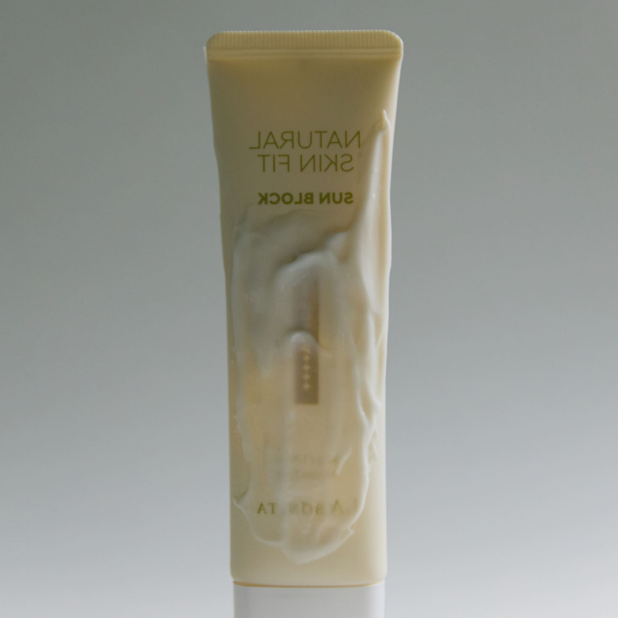 Солнцезащитный крем Natural Skin Fit Sunblock